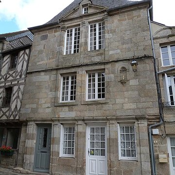 maison a fronton rue du temple a moncontour