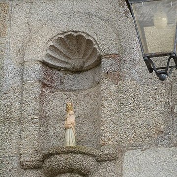 Maison à fronton, Rue du Temple à Moncontour