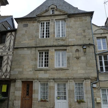 maison a fronton rue du temple a moncontour