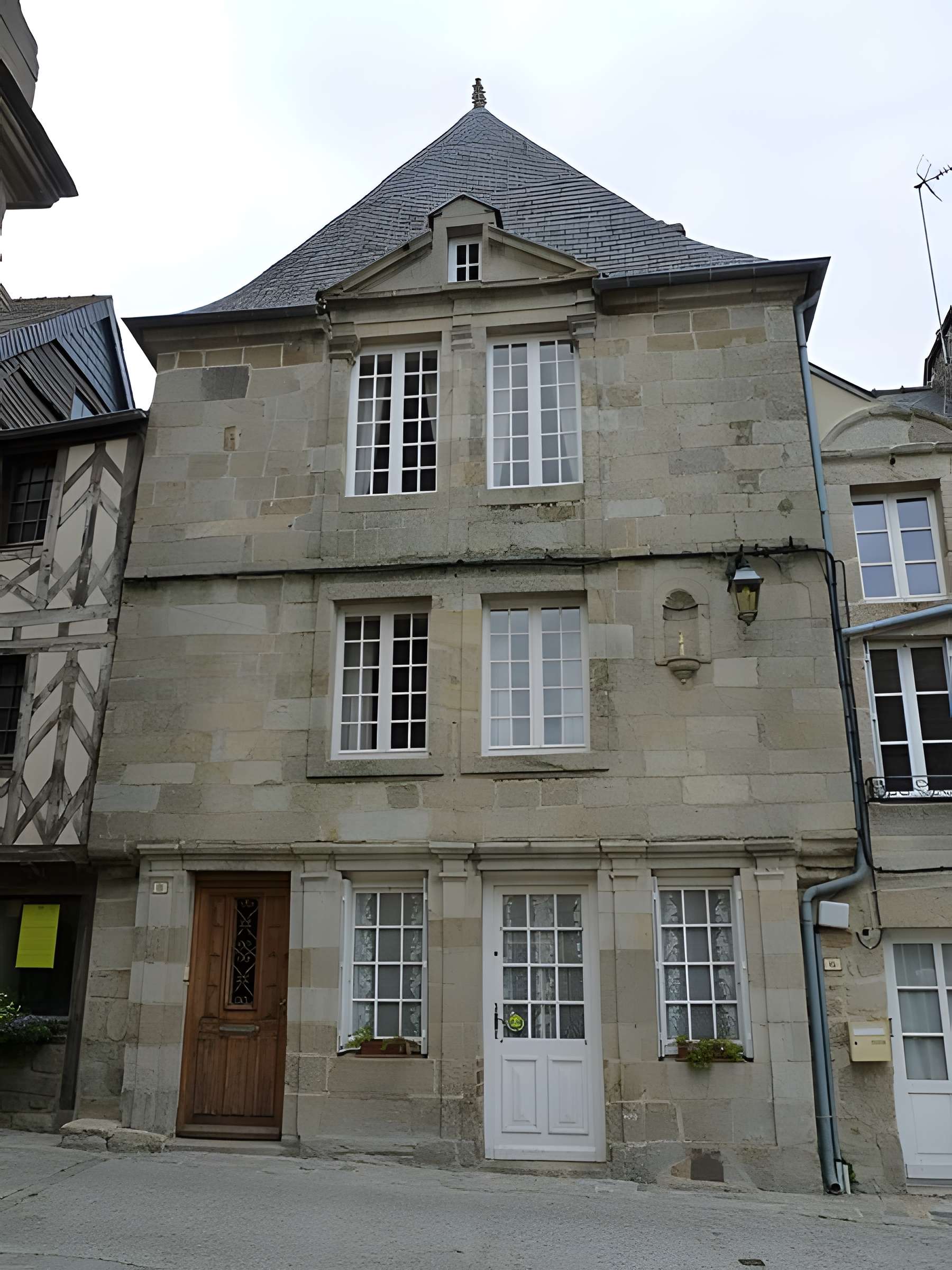 Maison à fronton, Rue du Temple à Moncontour