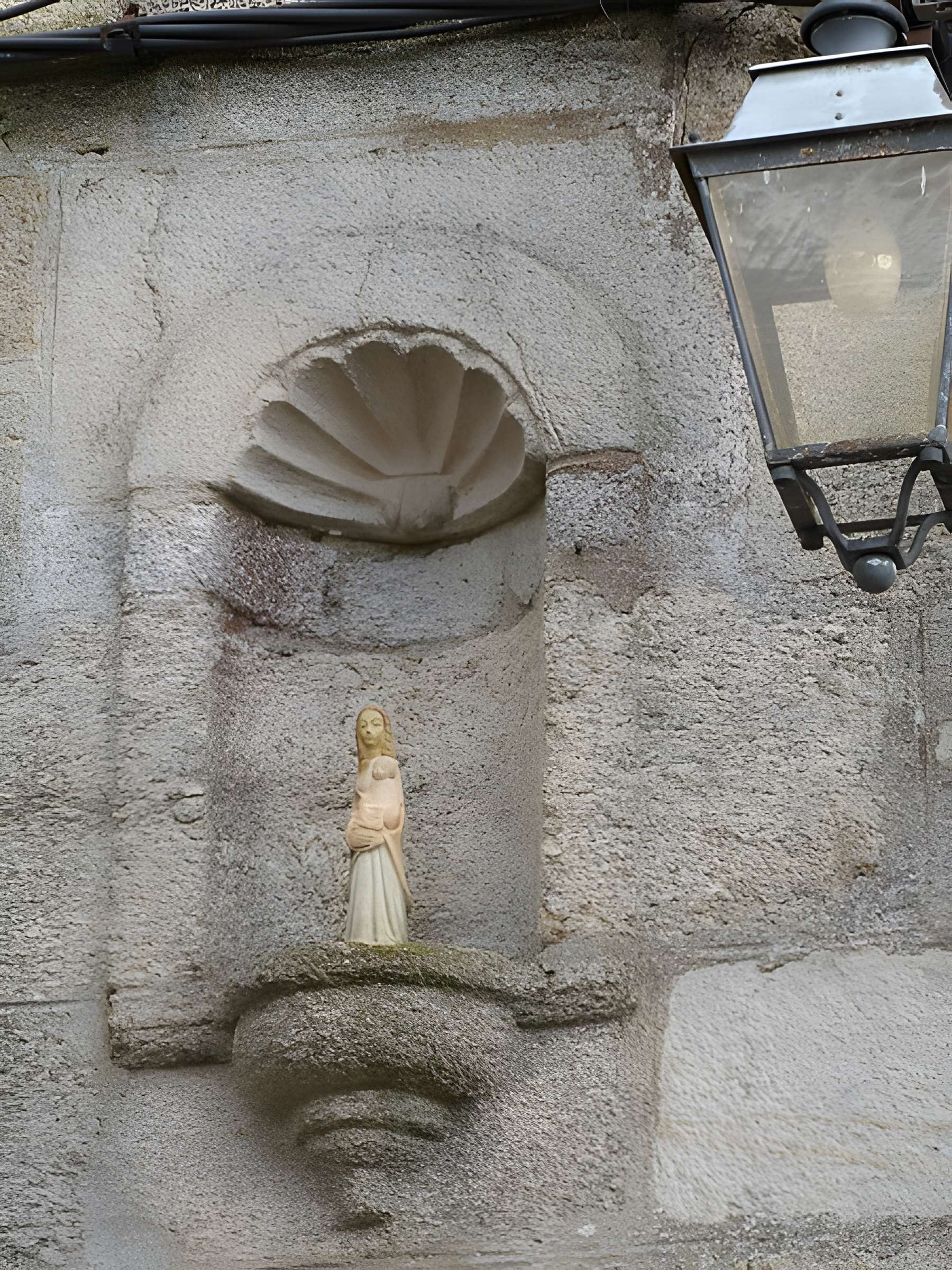 Maison à fronton, Rue du Temple à Moncontour