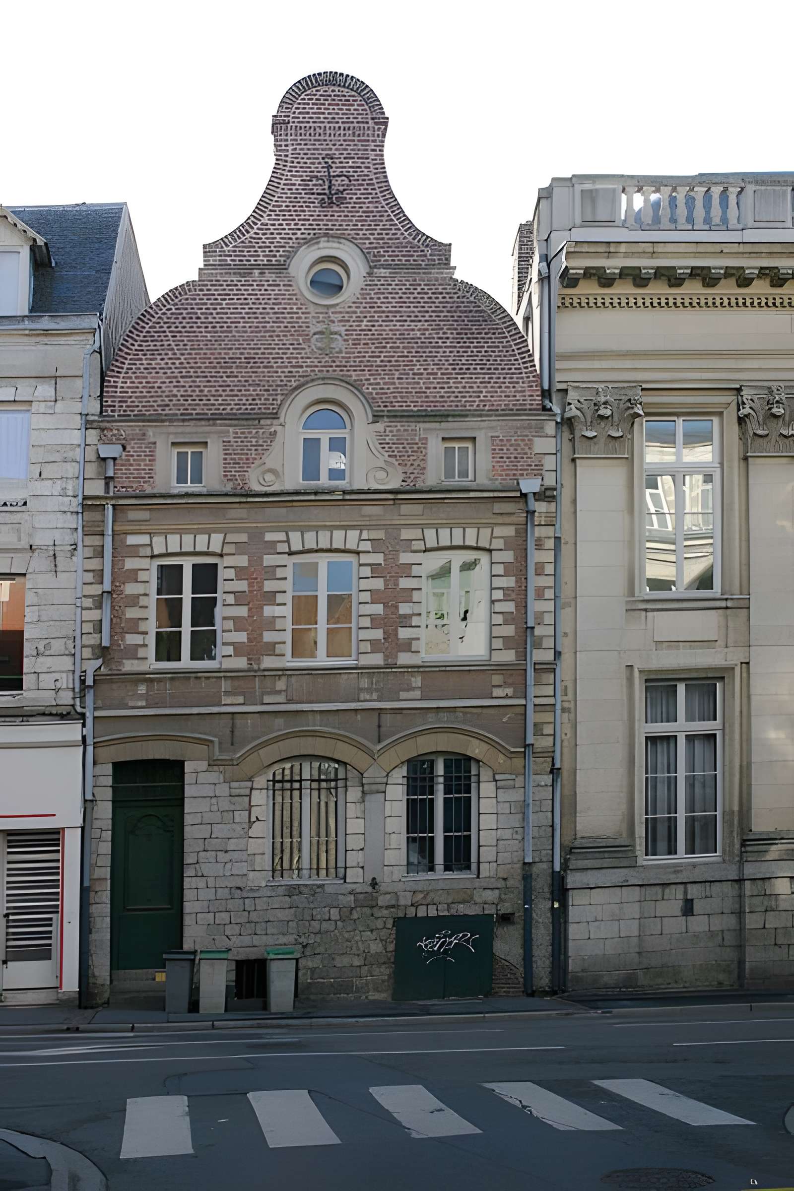 Maison à pignon jouxtant le palais de justice à Arras 
