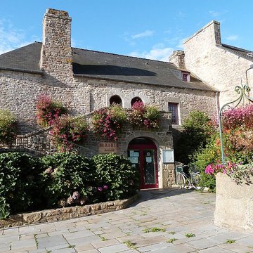 Maison à porte à fronton à Collinée