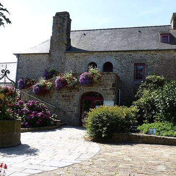 Maison à porte à fronton à Collinée