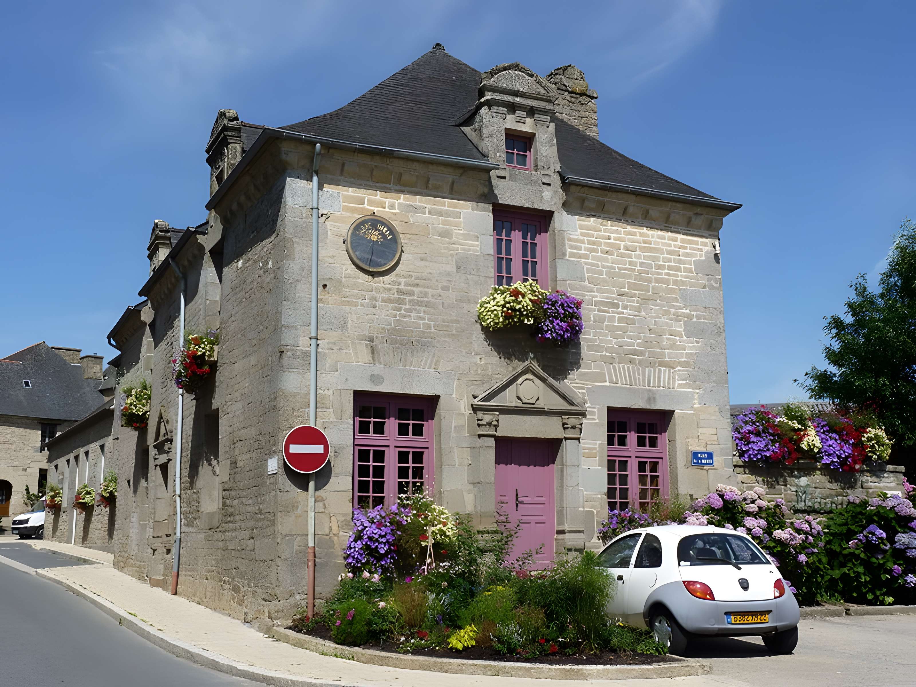 Maison à porte à fronton à Collinée 