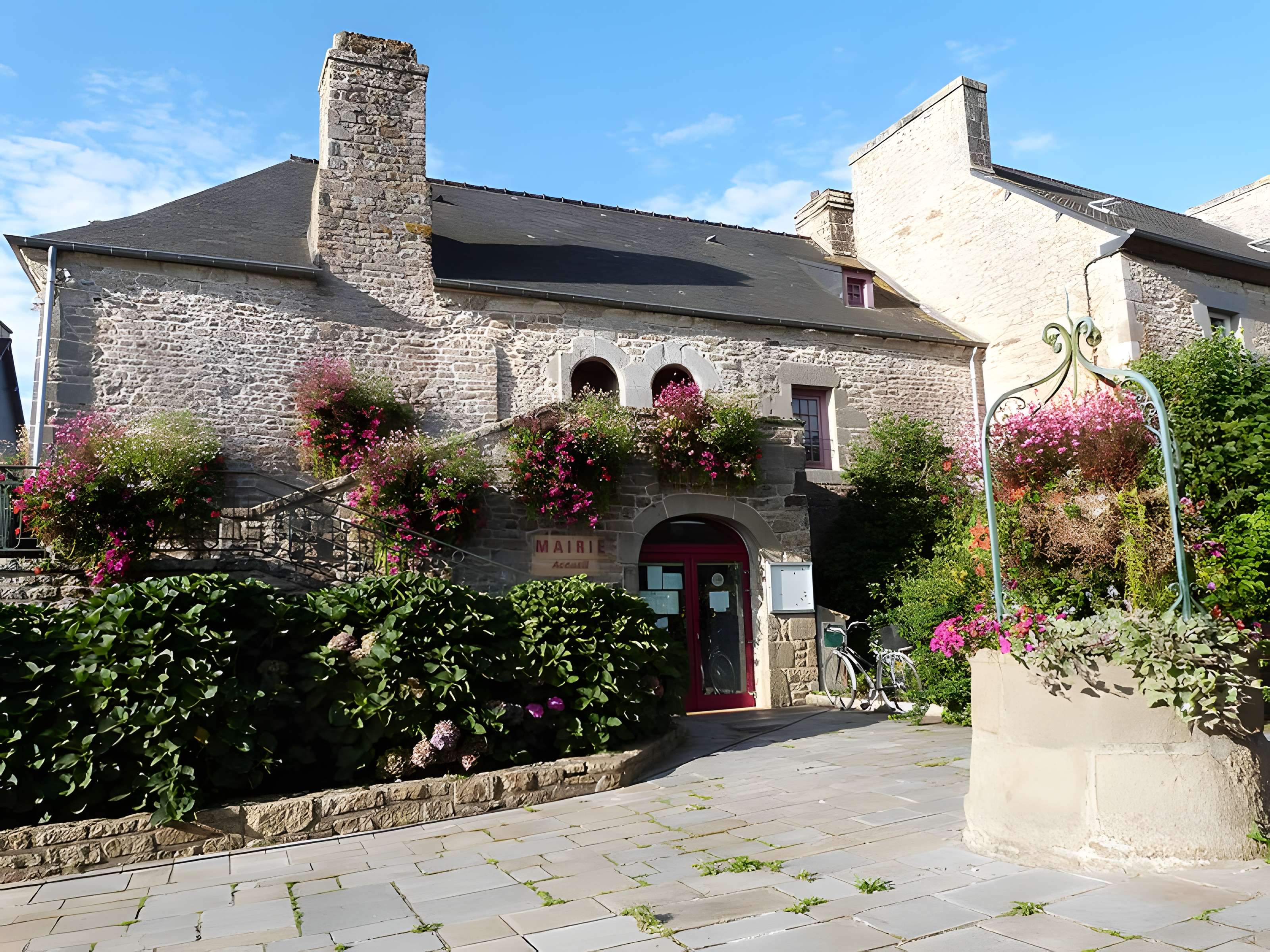 Maison à porte à fronton à Collinée