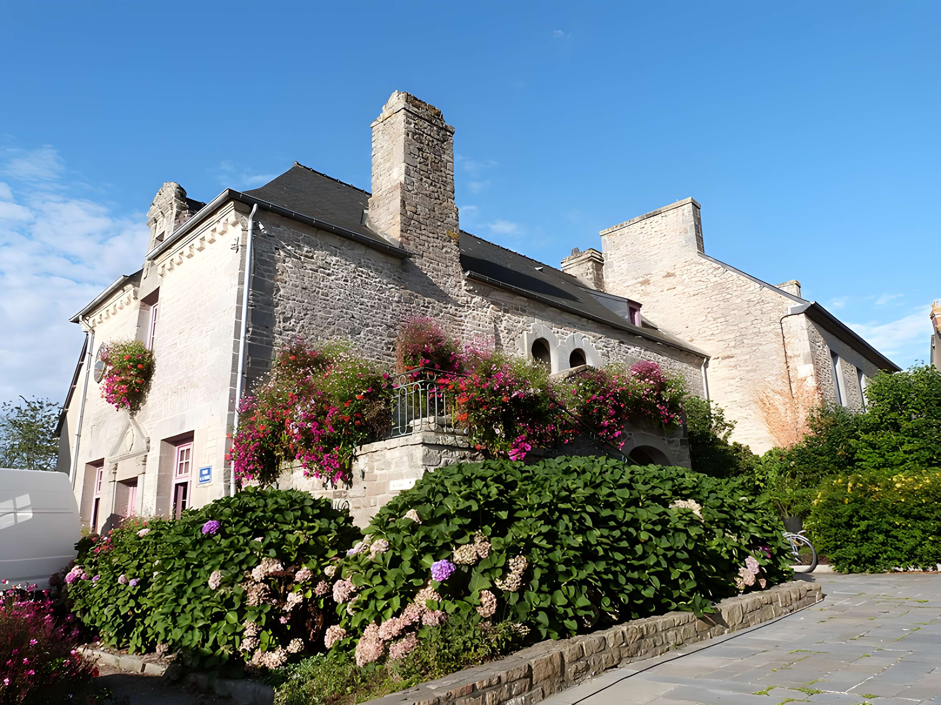 Maison à porte à fronton à Collinée