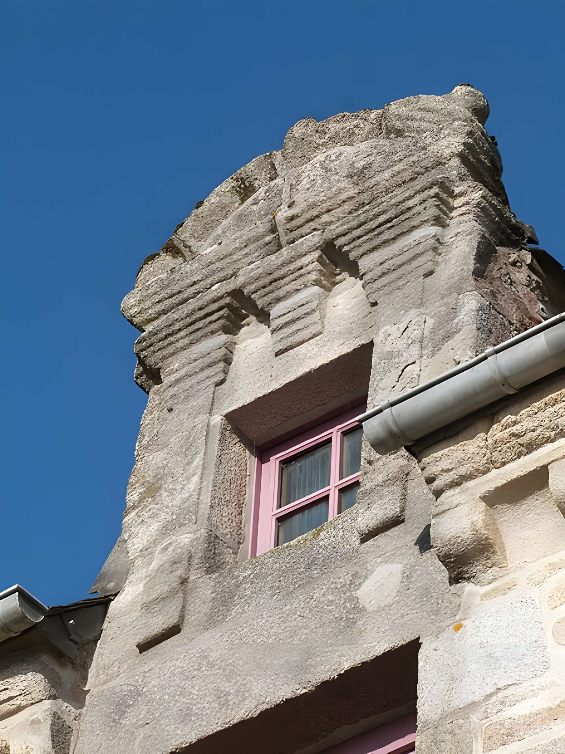 Maison à porte à fronton à Collinée