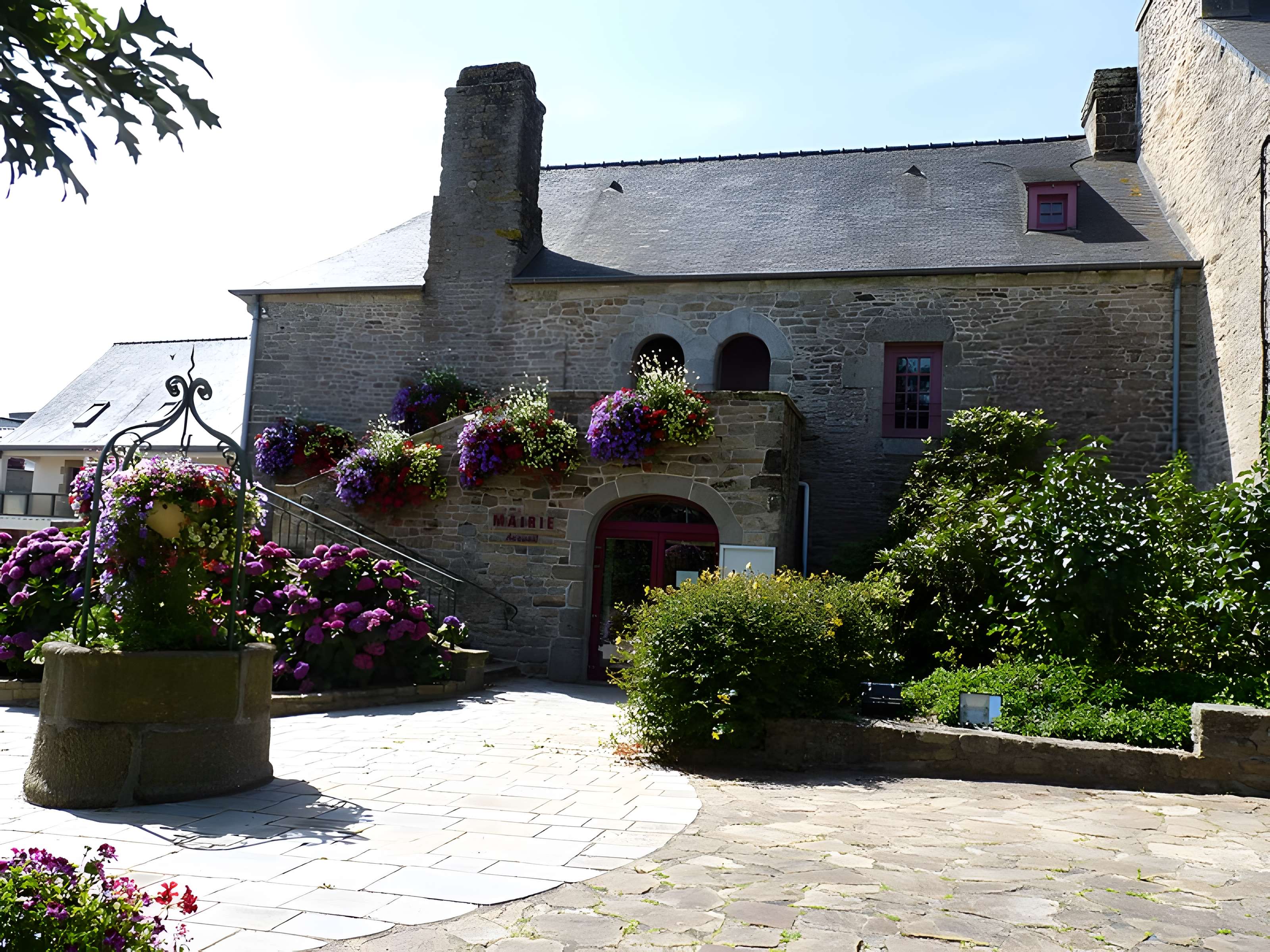Maison à porte à fronton à Collinée