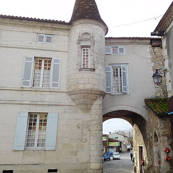 Photo de Maison à tourelle, 16-20 Place de la République à Saint-Astier