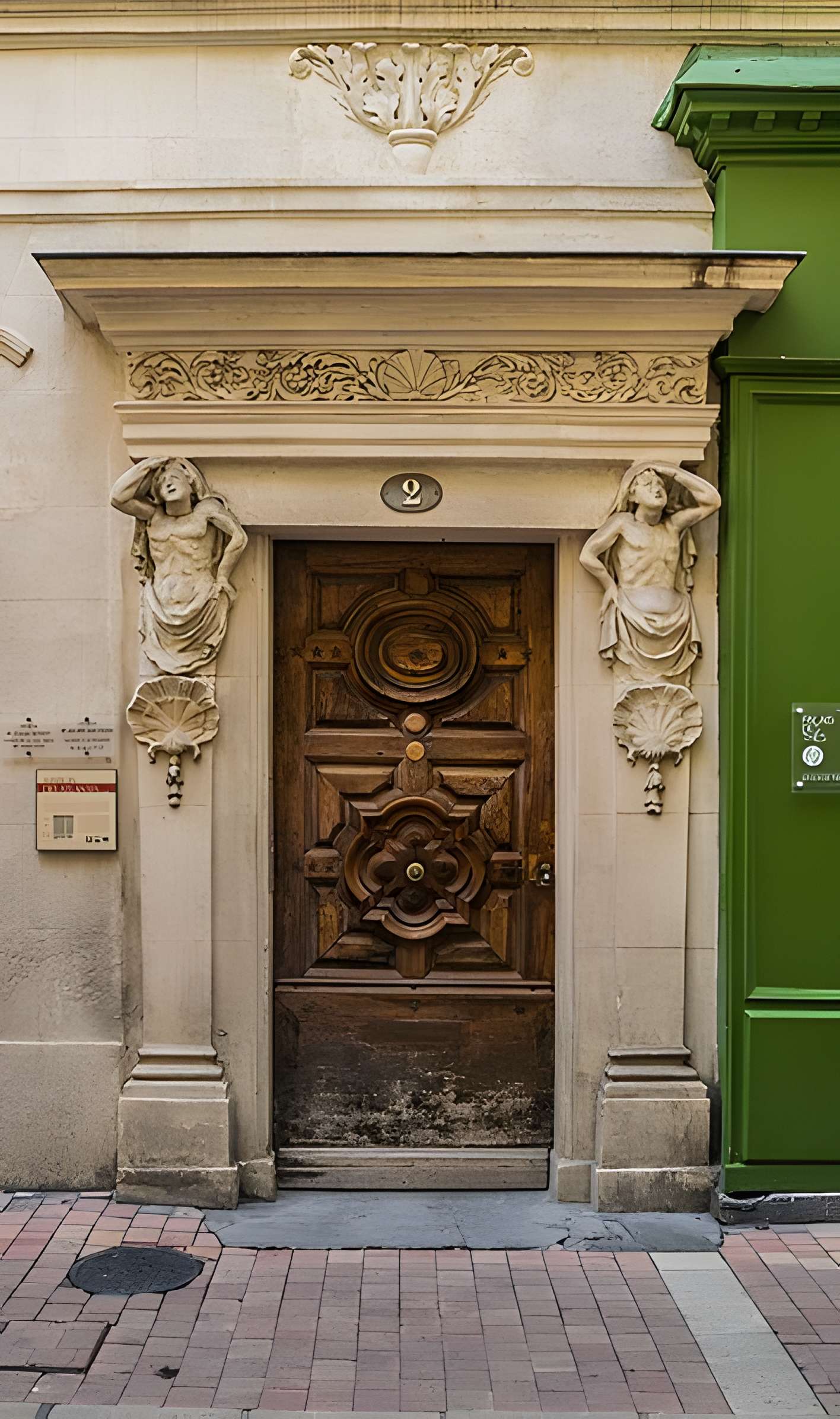 Maison des Atlantes à Nîmes