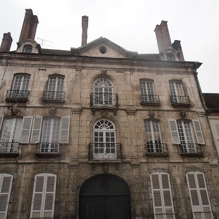 Photo de Maison des Sept-Têtes à Villeneuve-sur-Yonne