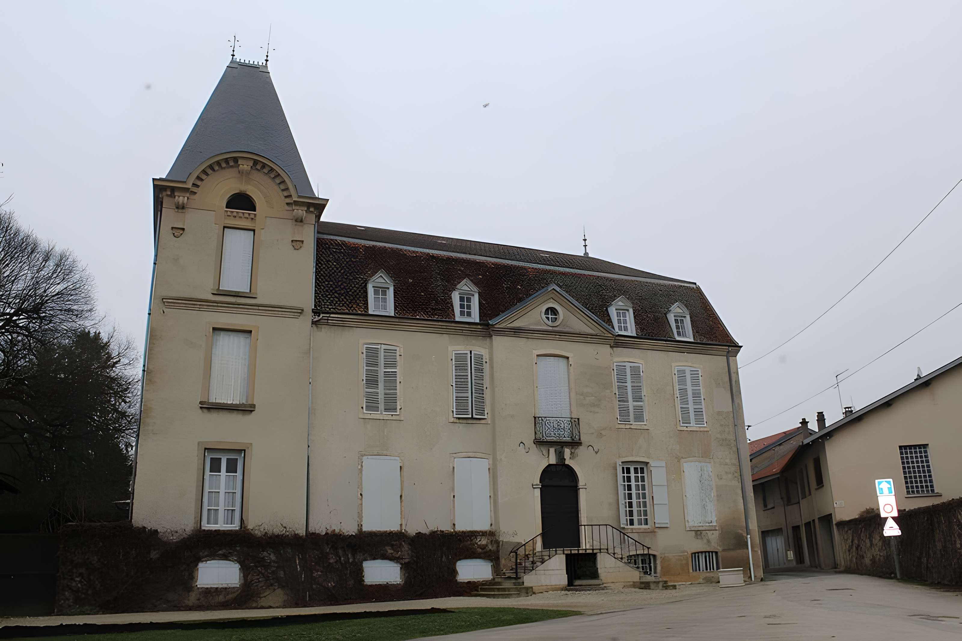 Maison dite le chapître à Neuville-les-Dames