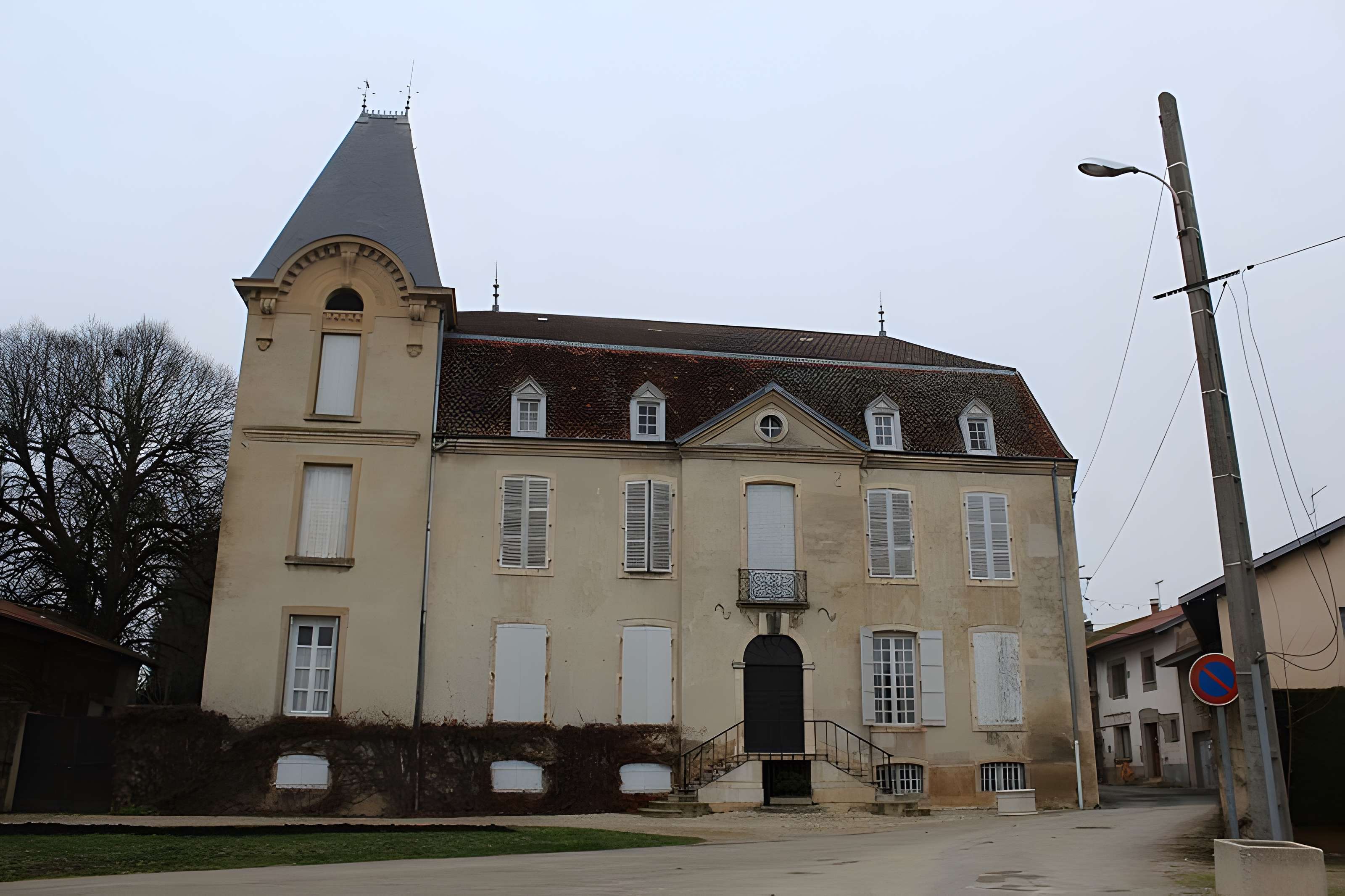 Maison dite le chapître à Neuville-les-Dames