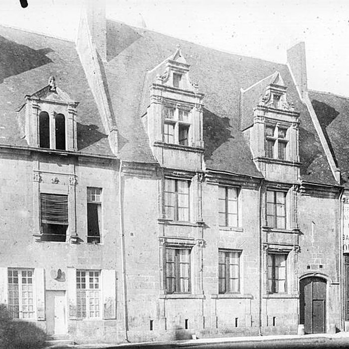 Photo de Maison du XVIe siècle 52 Place Georges-Clemenceau à Montoire-sur-le-Loir