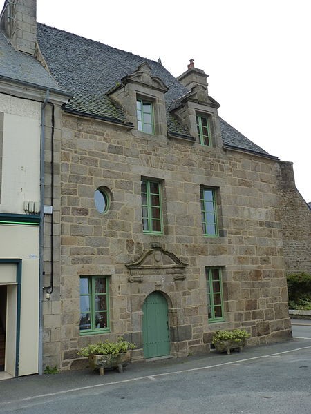 Photo de Maison du xviie siècle, 2 Place de l'Église à Plouaret
