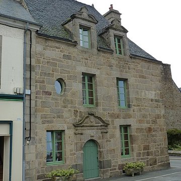 maison du xviie siecle 2 place de l eglise a plouaret