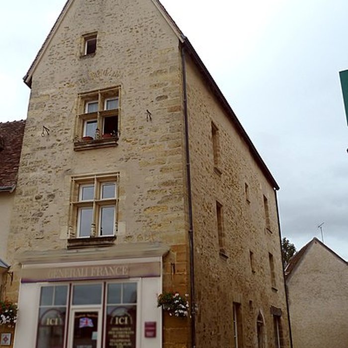Photo de Maison Pointue, 30 Place du Marché à La Châtre