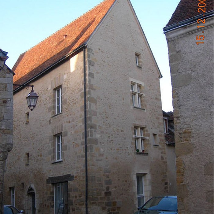 Photo de Maison Pointue, 30 Place du Marché à La Châtre