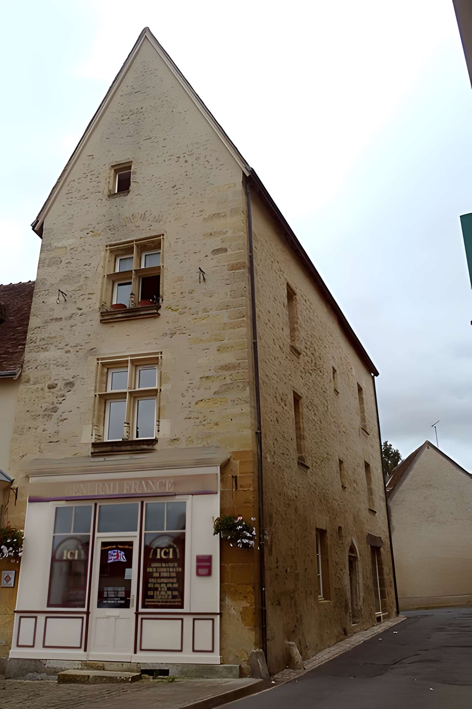 Maison Pointue, 30 Place du Marché à La Châtre