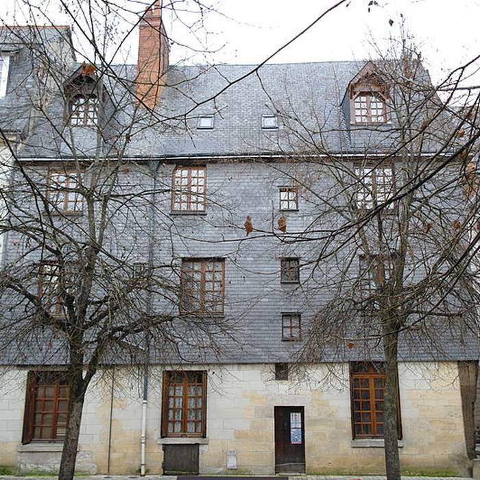 Photo de Maison, 1 Place des Carmes à Tours