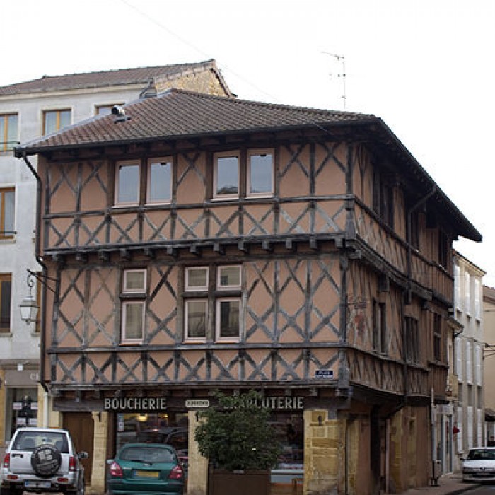 Photo de Maison, 19 place Saint-Philibert à Charlieu