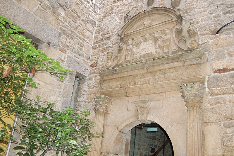 Maison, 42 Place du Centre à Guingamp