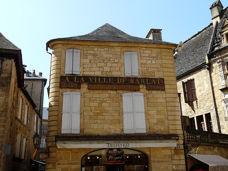 Maison, 8 Place du Peyrou à Sarlat-la-Canéda