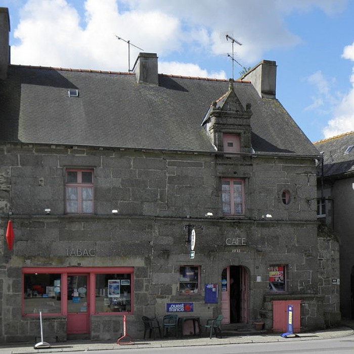 Photo de Maison, face à léglise à Corlay