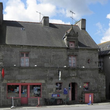 maison face a l eglise a corlay