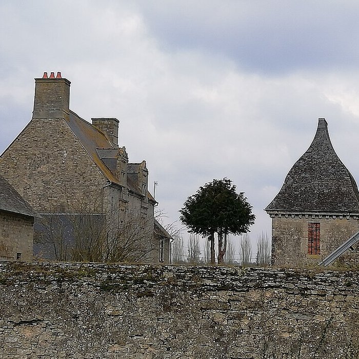 Photo de Manoir, à louest de léglise