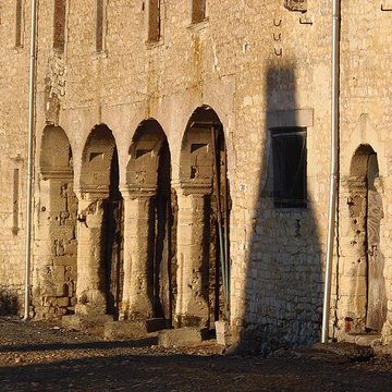 Manoir, à louest de léglise