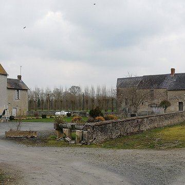 Manoir, à louest de léglise