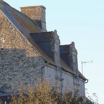 Manoir, à louest de léglise