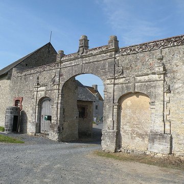 Manoir, à louest de léglise
