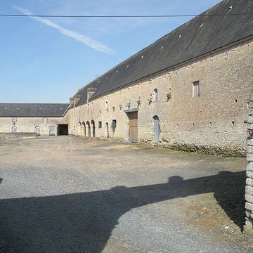 Manoir, à louest de léglise