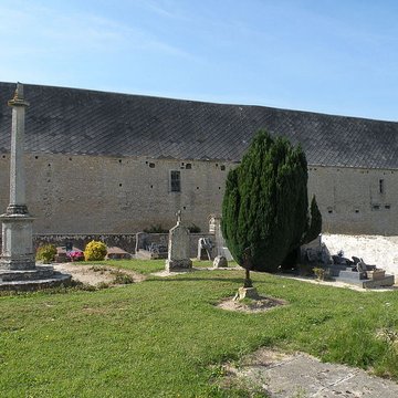 Manoir, à louest de léglise