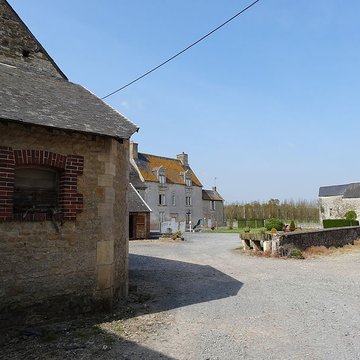 Manoir, à louest de léglise