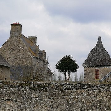 Manoir, à louest de léglise