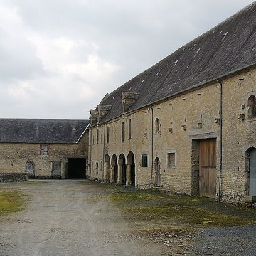 Manoir, à louest de léglise