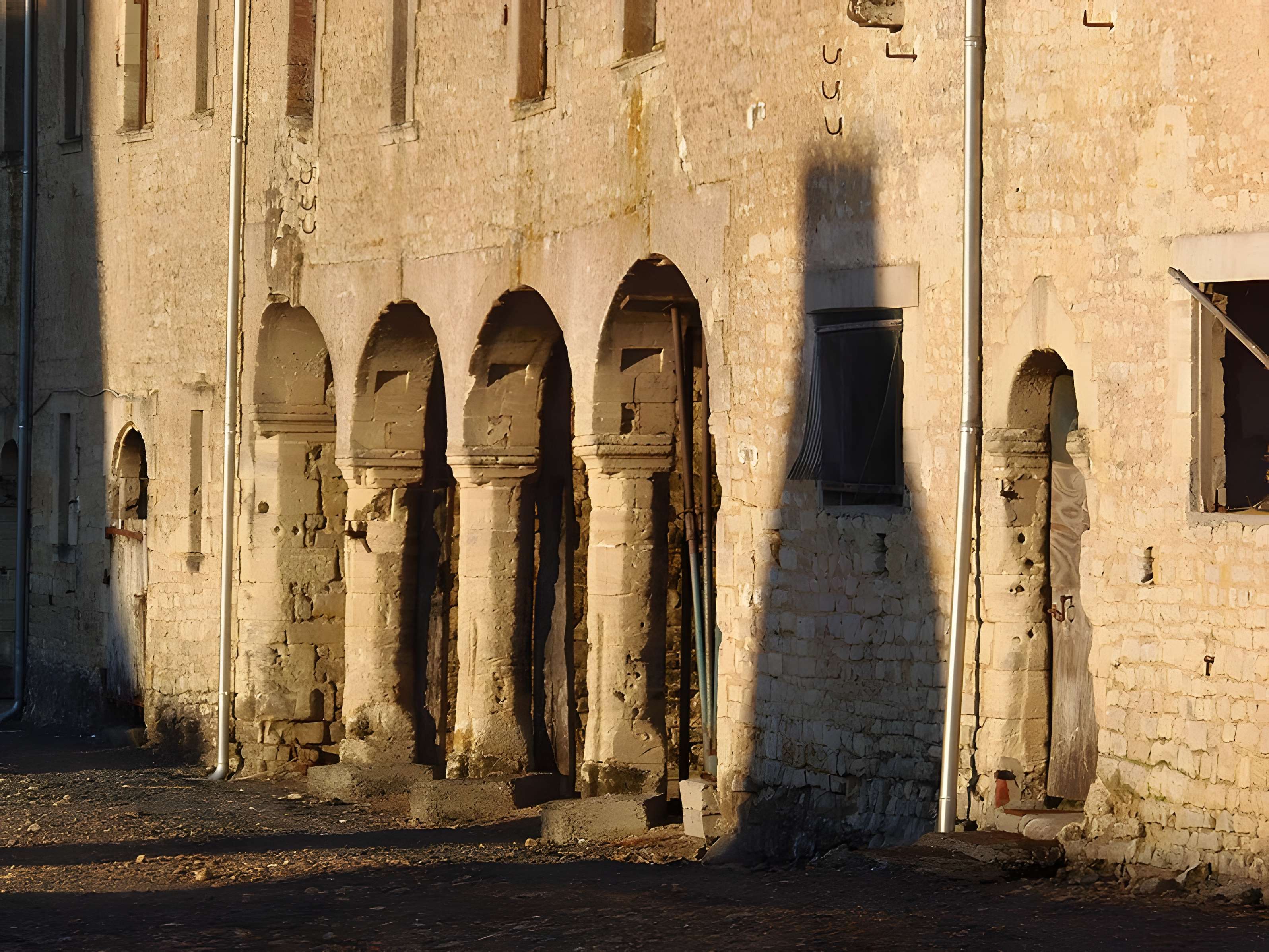 Manoir, à l'ouest de l'église