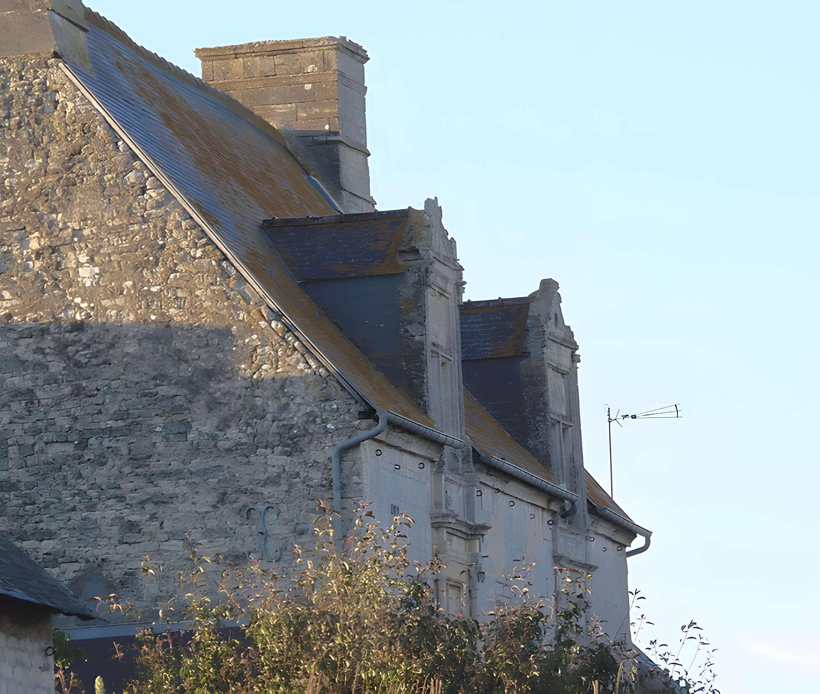 Manoir, à l'ouest de l'église