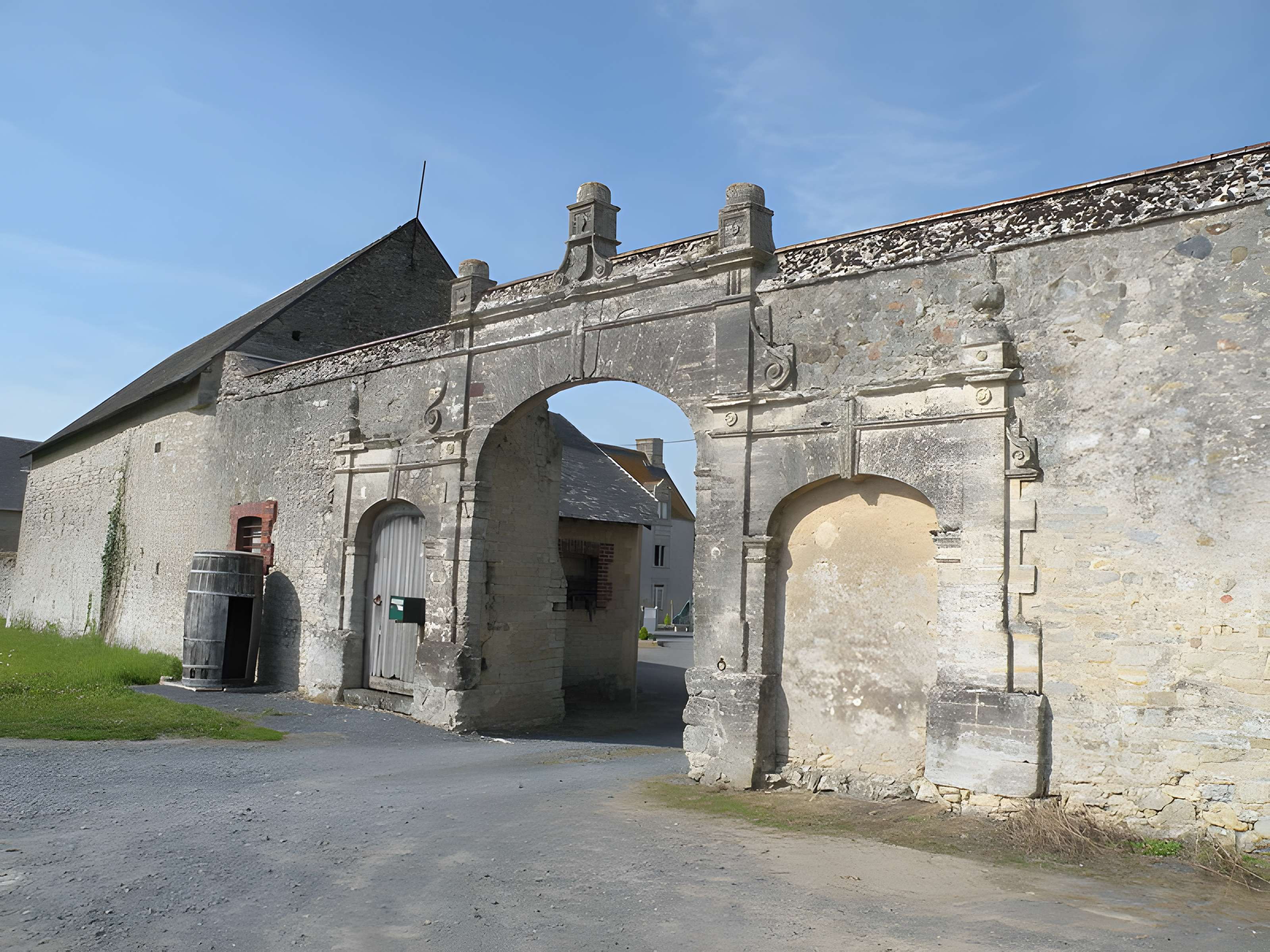 Manoir, à l'ouest de l'église