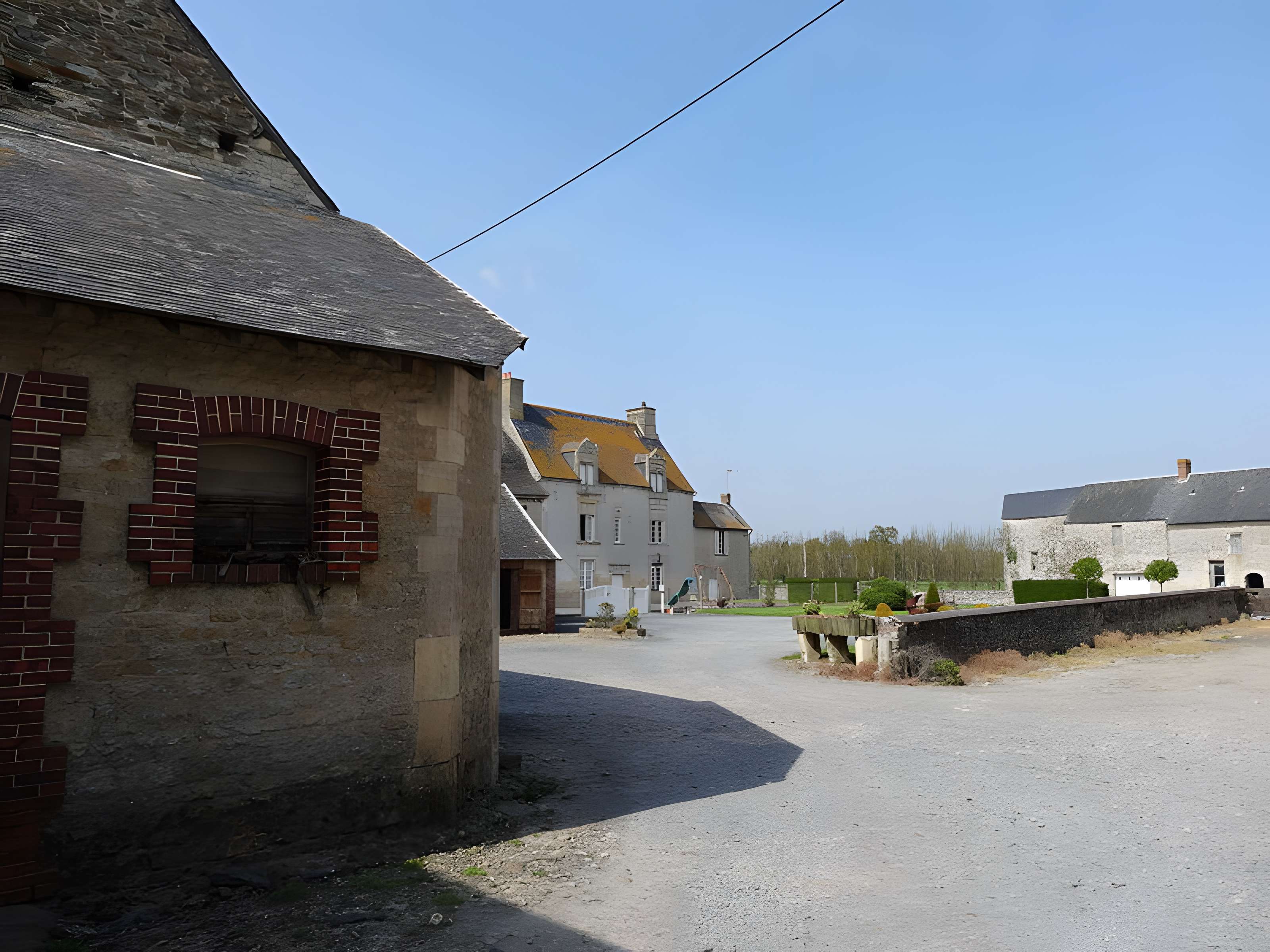 Manoir, à l'ouest de l'église
