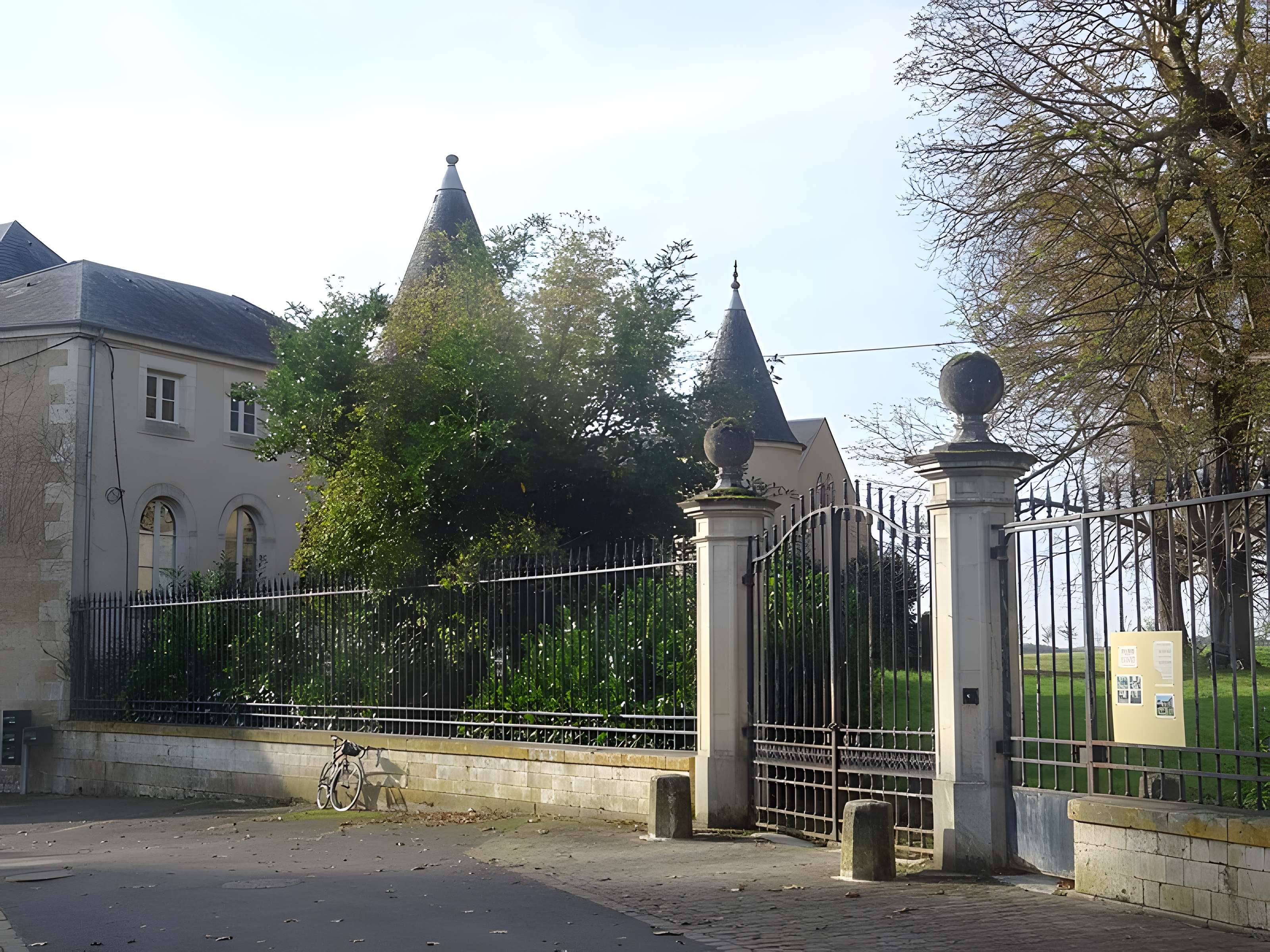 Château de Châteauneuf-sur-Cher