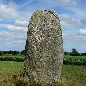 Menhir de Botudo au Vieux-Bourg