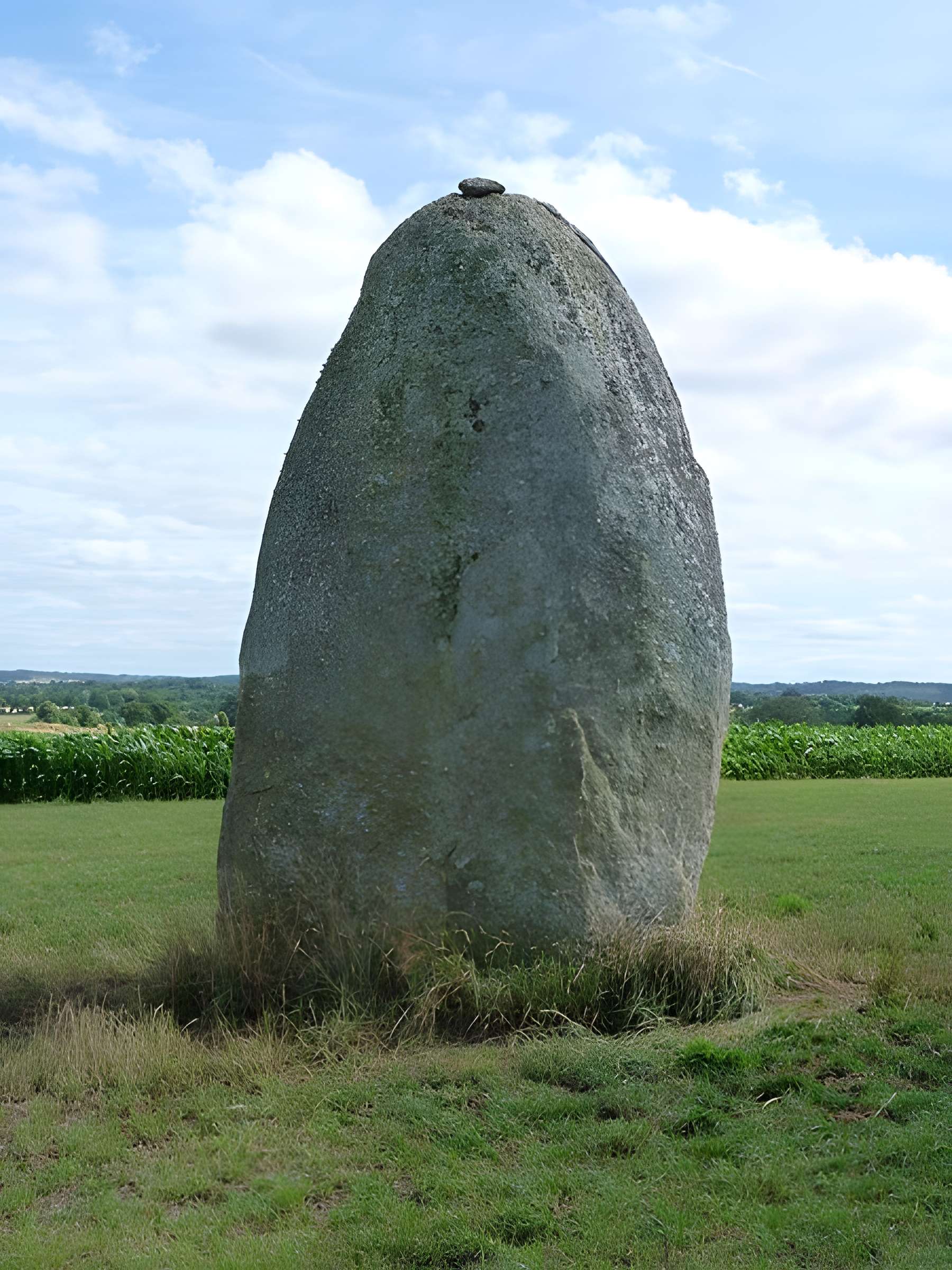 Menhir de Botudo au Vieux-Bourg 