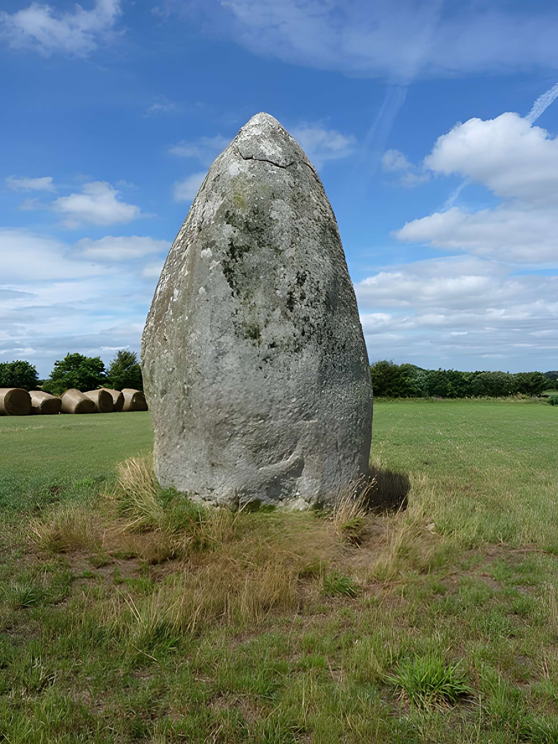 Menhir de Botudo au Vieux-Bourg