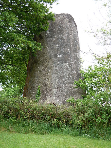 Menhir de Coat Couraval à Glomel