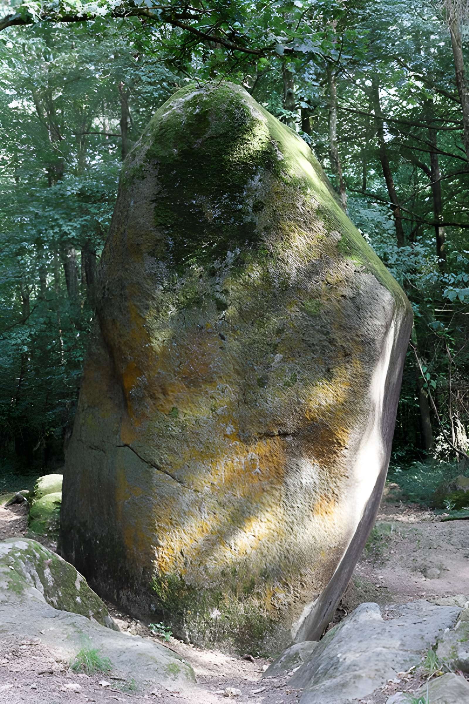 Menhir de Guihallon à Lamballe 